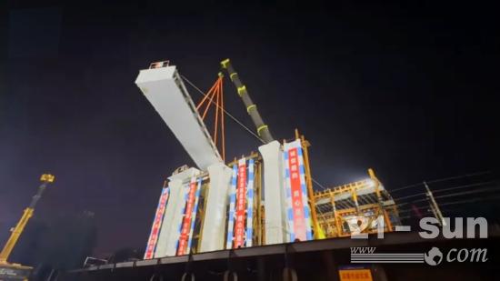 中联重科<em>ZAT6000H</em>空中“搭积木”，完成113吨钢箱梁吊装施工