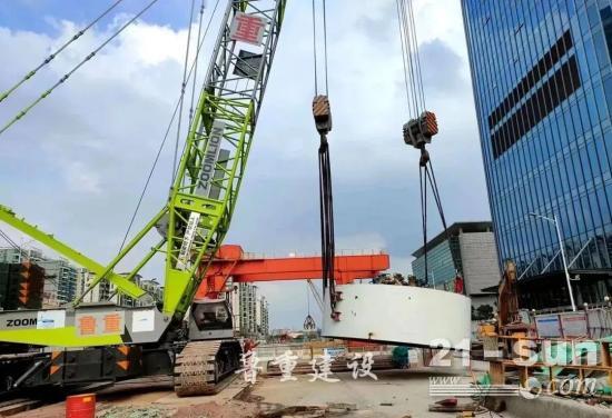中联重科ZCC3500V-1履带吊完成广州地铁11号线逸景站盾构机下井吊装