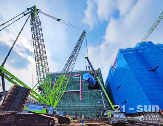 ZCC5800履带吊助力仪征化纤项目缩聚反应器吊装施工