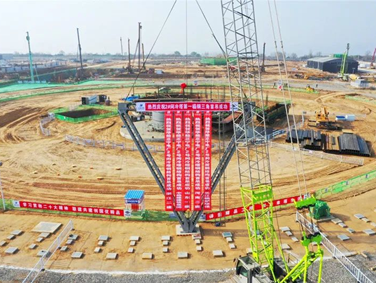 圆满首吊世界首座“五塔合一”机组，中联重科起重机再续施工传奇