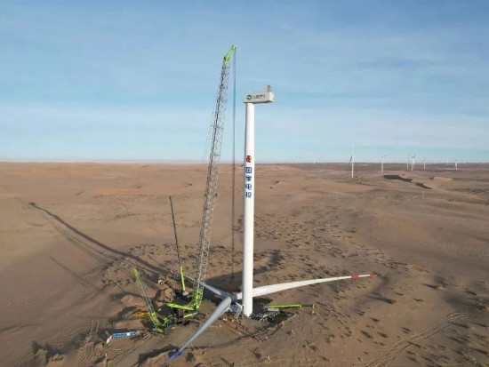 中聯重科起重機完成國家電投阿拉善400MW風電項目風機首吊施工