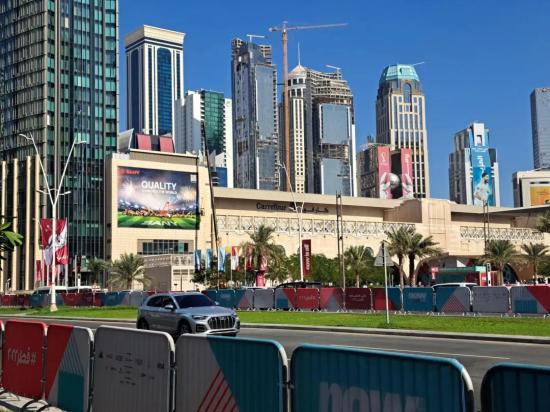 球迷都来求合影，卡塔尔<em>世界杯</em>体育馆和中国建设者的二三事