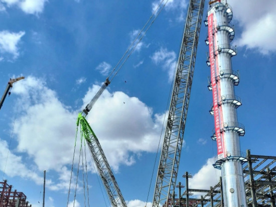800吨履带吊主吊 | 内蒙鑫环项目220吨反应塔成功吊装