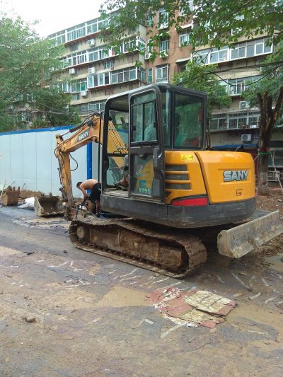 山东省青岛市出租SY55-9履带式挖掘机