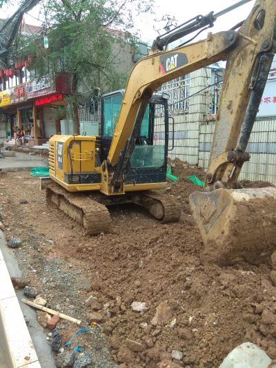 山东省济南市出租305.5履带式挖掘机
