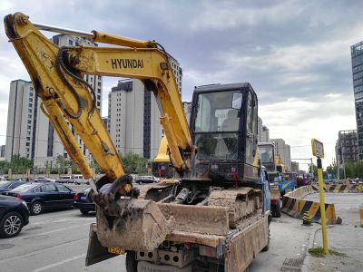 北京市顺义区出租XE60履带式挖掘机