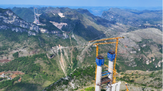 跨越“地球裂缝”！中联重科塔机傲立悬崖助建未来世界第一高桥
