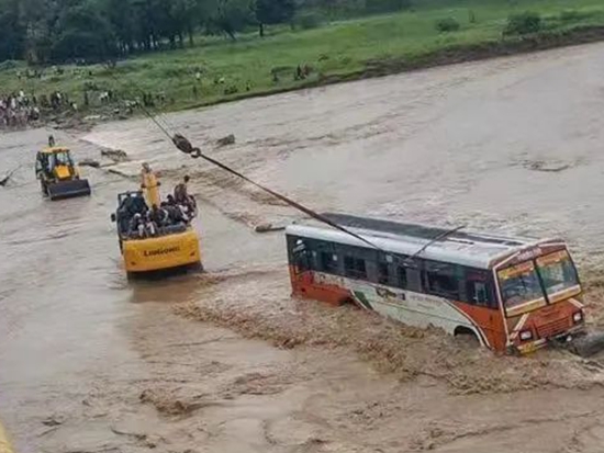 <em>柳工922E挖掘机</em>成功救出印度洪流受困人员