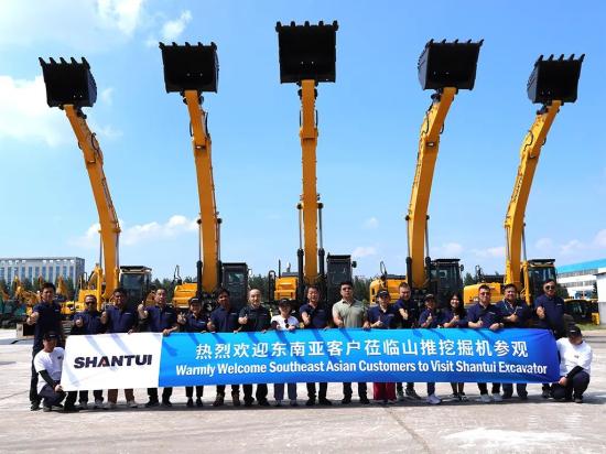 8月1日，泰国客户莅临参观山推挖掘机工厂