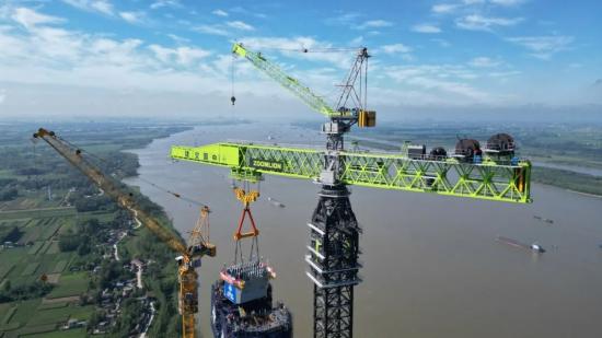 助力世界最大跨度三塔斜拉桥建设，中联重科全球最大塔机圆满首秀
