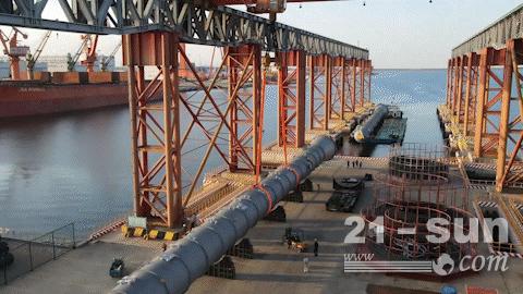 “制造+物流”再显身手！70米高的塔器在滨海太重码头顺利发运