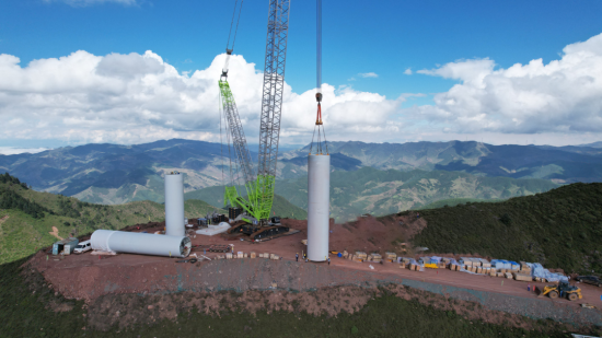 中联重科ZCC13000助力凉山州单机容量最大风电场5号风机首节塔筒吊装施工