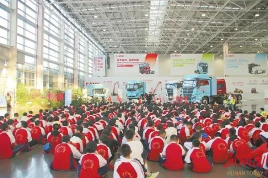 工业游 | 500名学生走进三一“超级工厂” 见证一辆<em>重卡</em>的诞生