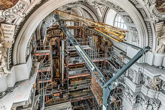 利勃海尔起重机在古教堂内翻新吊装数万根风琴管