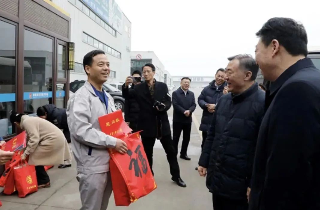 邱峰作为临沂市劳模代表受到中华全国总工会领导慰问
