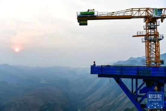 闪耀600米高空！中联重科塔机助力“世界第一高桥”迎春生长
