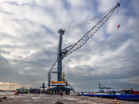 利勃海尔旗舰型移动式码头高架吊LHM 800正式交付
