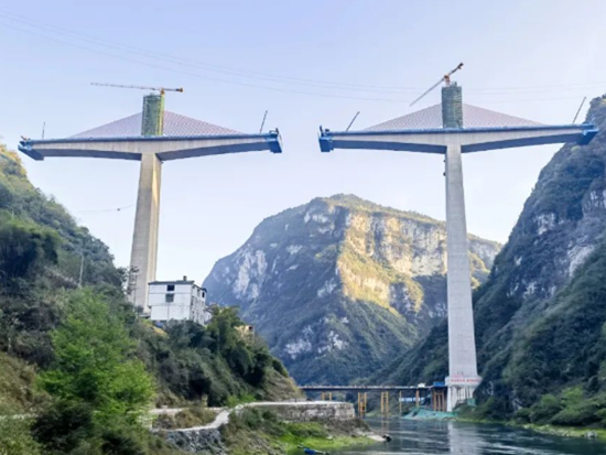 亚洲第一高墩矮塔斜拉桥斜拉索完成挂索，柳工欧维姆助力！