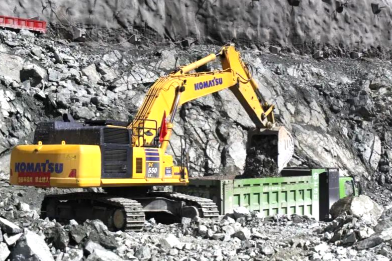 4月中国小松挖掘机开工小时数同比下降3.2%，降幅收窄