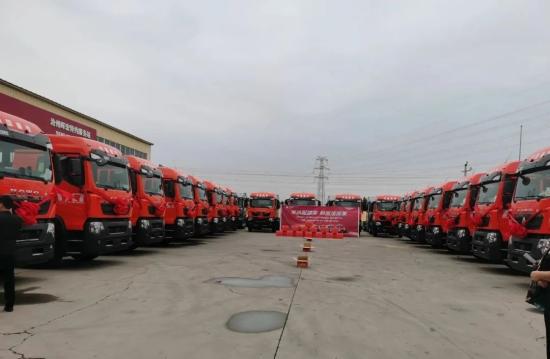 冀南分公司成功交付30辆中国重汽TX7燃气牵引车，助力沧州大客户高效升级！