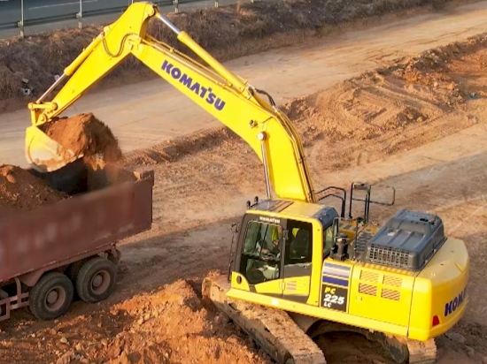 稳健高效，土方施工的坚实伙伴,小松PC225LC-11M0 挖掘机