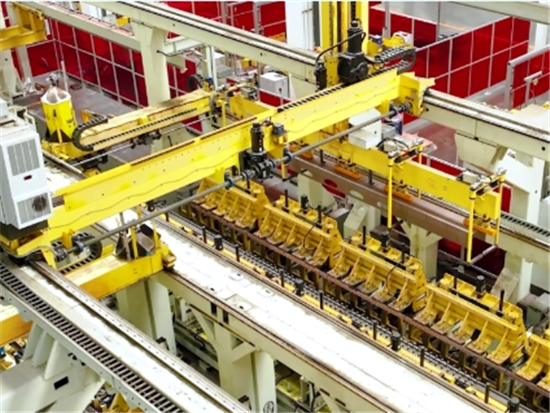 机器人焊接车间，全球首条臂式部件自动焊装流水线！