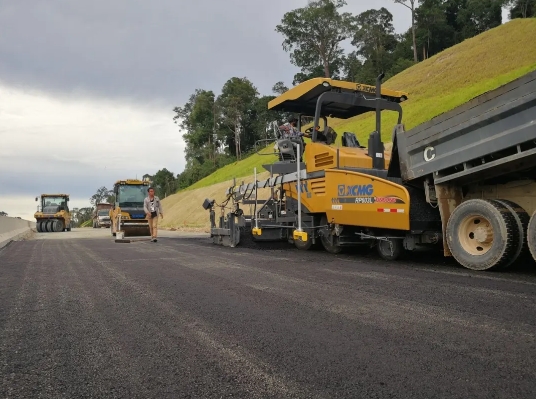 徐工成套道路机械油面施工，这次在马来西亚！