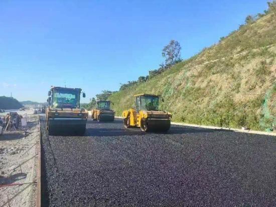 六橫公路大橋：瀝青路面的徐工機(jī)械大秀