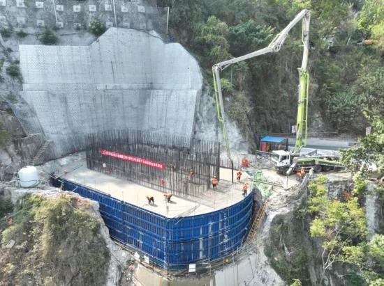 重點項目顯身手！中聯(lián)重科泵車助建西渝高鐵嘉陵江特大橋