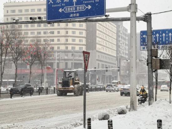 “环卫小王子”厦工装载机沈阳街头高效除冰除雪