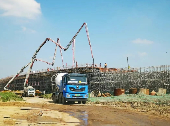 热销 ！徐工新能源搅拌车批量交付助建中石油项目