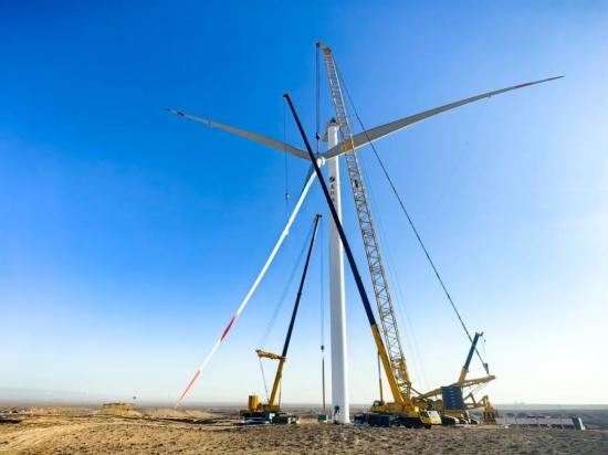 “零偏差”！西北戈壁現風電“超級大片”，徐工XLC18000M領銜多機協同吊裝