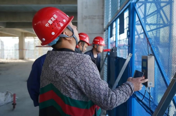 智領未來 共鑒新品 | 2025升級款徐工智能施工升降機“引圍觀”