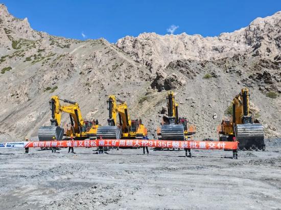 柳工9135F礦山巨獸再添戰功！四臺成功交付，高效低耗征服新疆礦山！