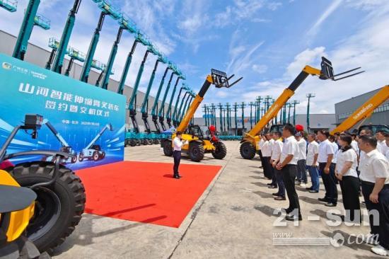 山河智能伸缩臂叉装车批量交付，即将奔赴新一线
