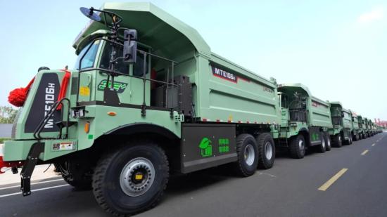 规模化落地再迎新突破！临工重机百台纯电矿车批量发车