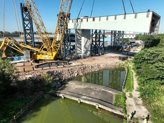 螺蛳壳里做道场？徐工XGC11000高架旁上演“极限操作”