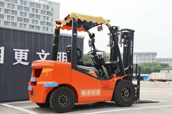 诺力携专业叉车设备助力湖州 “敬业杯” 叉车司机技能竞赛！