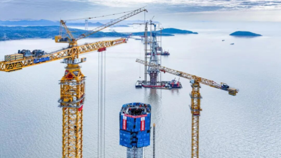 世界级跨海工程，双主塔封顶