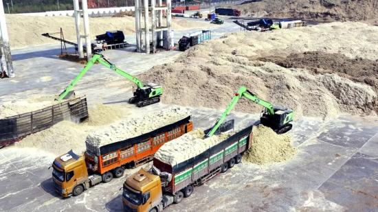 【货场施工场景】激活绿色循环新动能！徐工XE215EV助力甘蔗渣变废为宝