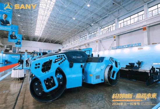 以智筑路 向新而行！三一无人摊压机群重构基建施工新范式