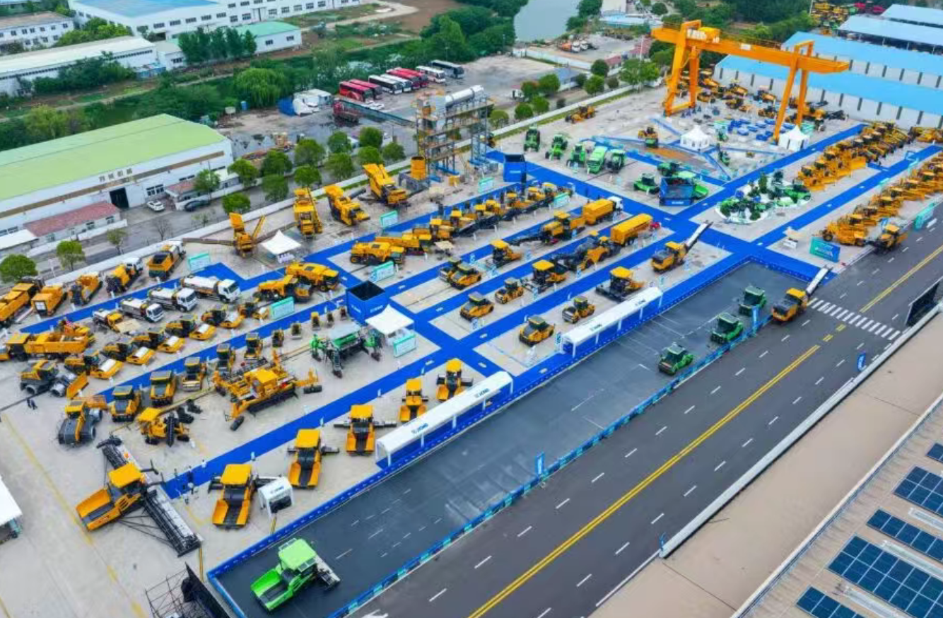 童趣探秘｜当萌娃遇见硬核徐工道路机械
