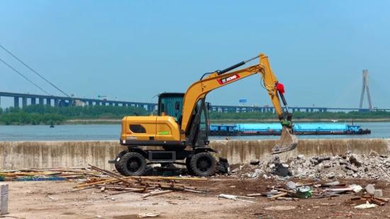 【港口建设与物流场景】徐工XE85WG PRO轮挖助力镇江港船厂建设！