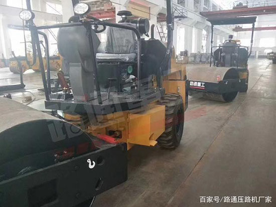 压实狭窄工况，就用路通4吨压路机！