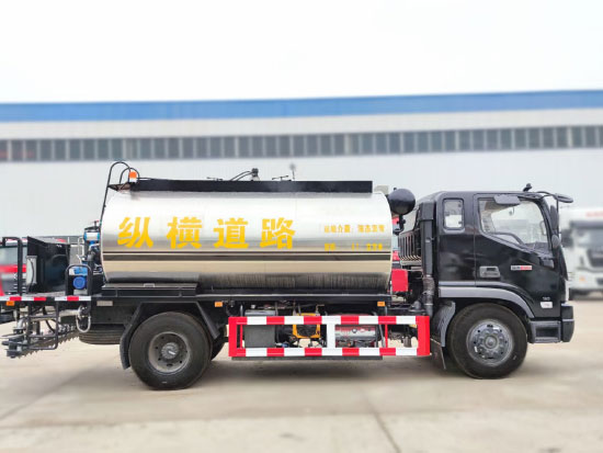 沥青洒布车
