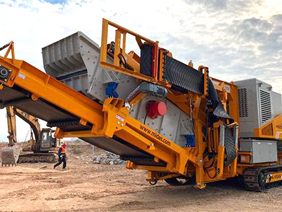 履带移动式破碎站的推出让破碎机的发展趋势走向数字化、集成化