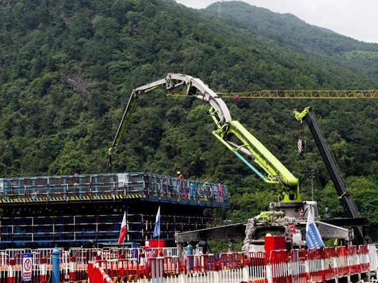 “小绿奇迹军团”服务“水上动脉”——中联重科高效助建北碚观音峡嘉陵江特大桥