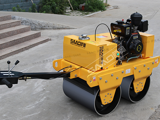 手扶式压路机操作简单灵敏，炎炎夏天不用怕