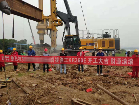 徐工XR360E大战湘江，助力飞虹跨越