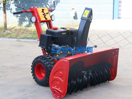 扫雪车驾驶员需要掌握操作要求，风雪公路人，除雪保畅不松劲！